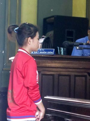 Nguyễn Thị Ánh Tuyết khi nghe tòa tuyên án.
