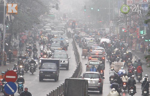 Hà Nội: Sương mù bao trùm thành phố, Tin tức trong ngày, suong mu, ha noi, mua phun, giao thong, xe may, o to, nha cao tang, tin nong, tin nhanh, vn