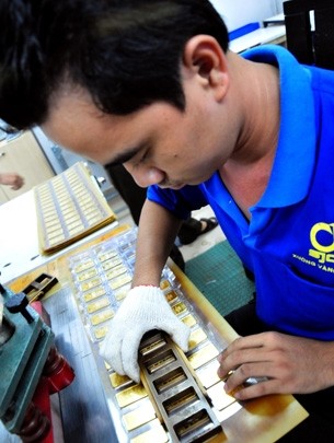 Ngân hàng Nhà nước đã đề xuất đánh thuế đối với vàng. Trong ảnh: gia công vàng miếng tại Công ty SJC, TP.HCM. (Nguồn Tuổi trẻ)