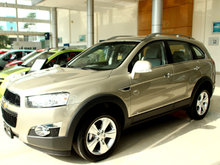 4. Chevrolet CAPTIVA 2012: GM Đông Đô Thành - Đại lý chính thức của GMVN có đợt khuyến mãi đặc biệt trong tháng 11. Giảm giá trực tiếp đến 170.000 đồng cho khách hàng. Đây là dòng SUV mới nhất của GM với thiết kế hiện đại, thể thao, động cơ mạnh mẽ. Tiết kiệm 30% so với động cơ cũ . (Nguồn CafeAuto)