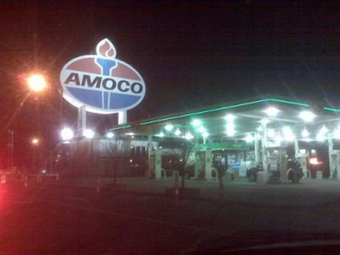7. Quảng cáo xăng của Amoco: Vào thập niên 1990, công ty Amoco đã chi hàng triệu USD để quảng cáo rằng sản phẩm xăng của họ thân thiện hơn với môi trường vì “trong suốt như pha lê”, nhưng thực ra loại xăng đó chỉ có màu nâu đục. Sau đó, Amoco đã phải lĩnh án phạt từ nhà chức trách.