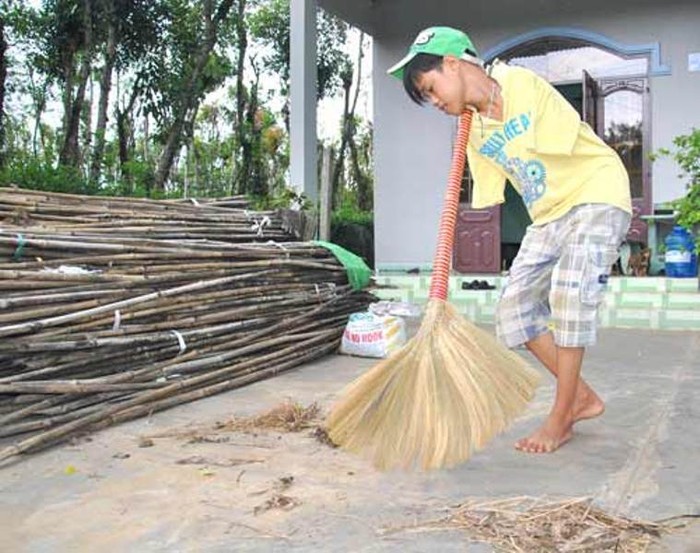 Quét nhà, quét sân là công việc em thích làm nhất.