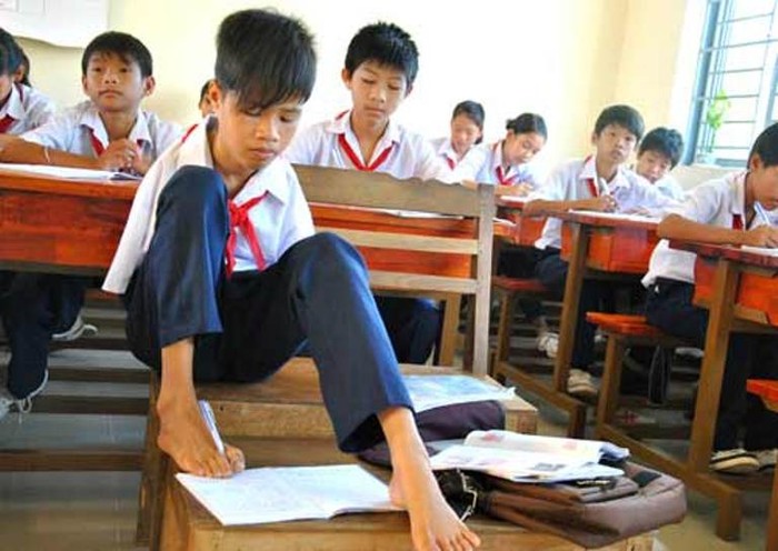 Trong lớp, Hạnh luôn ngồi đầu và bàn học của em cũng đặc biệt nhất trong lớp. Chiếc bàn học này được đóng từ khi Hạnh còn học cấp một.