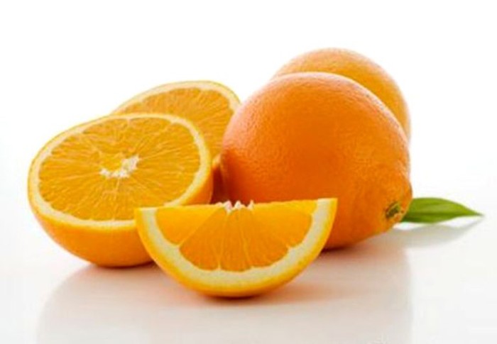 4. Họ cam, quýt: Các nghiên cứu gần đây cho biết, bổ sung vitamin C ngay khi có dấu hiệu đầu tiên của cảm lạnh có thể giảm thời gian bị bệnh, trong khi cơ thể cảm thấy thoải mái ngay khi dứt được triệu chứng. Vitamin C có nhiều trong cam, quýt, chanh, bưởi và bạn không phải lo lắng vì dùng quá liều bởi chất này nếu thừa, cơ thể sẽ tự đào thải.