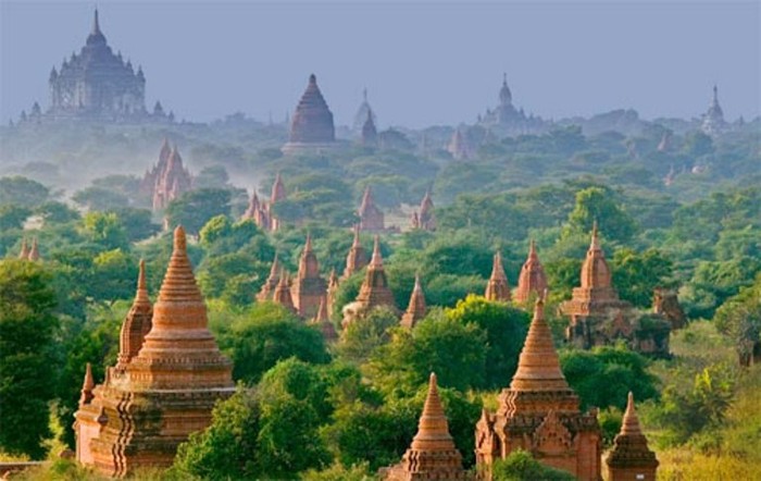 Khu di tích Bagan nổi tiếng với sự huyền bí, thanh tịnh của Phật và vẻ đẹp hoang sơ của cảnh sắc thiên nhiên bao quanh những ngôi đền tháp chủ yếu xây bằng gạch nung, nhuốm màu mưa nắng.