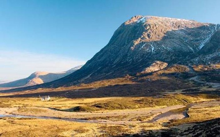 Có một thung lũng tuyệt đẹp mang tên Glen Coe nằm ở mũi phía Bắc của Scotland, được mệnh danh là thắng cảnh quyến rũ của thế giới. Do đó, không có gì ngạc nhiên khi lòng chảo dài 11km hình chữ U này là một trong những địa điểm nên đến tham quan trước ngày tận thế. Glen Coe xếp ở vị trí 95 trong danh sách của Telegraph.