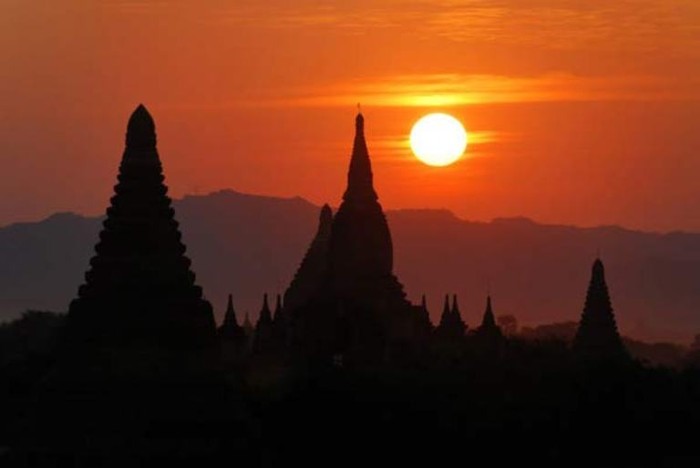 Ngoài ra, một thứ góp phần làm nên sự nổi tiếng cho đền Bagan không thể không kể đến là hoàng hôn. Cảnh mặt trời lặn sau những đỉnh tháp cổ kính của khu di tích đền Bagan và phủ những chùm nắng đỏ rực, ấm áp trên con sông Ayeyarwady êm đềm đẹp và lãng mạn tuyệt vời.