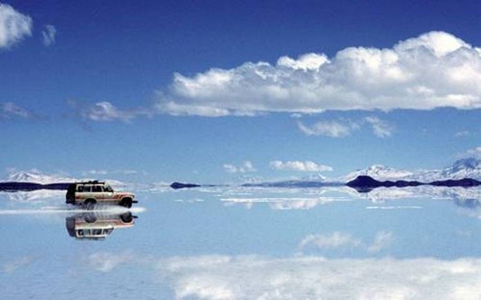 2. Trở lại với danh sách 100 địa danh nên ghé thăm trước ngày tận thế của báo Telegraph, cánh đồng muối tự nhiên khổng lồ Salar de Uyuni của Bolivia xếp thứ 100, vinh dự trở thành điểm đầu tiên được giới thiệu tới độc giả.