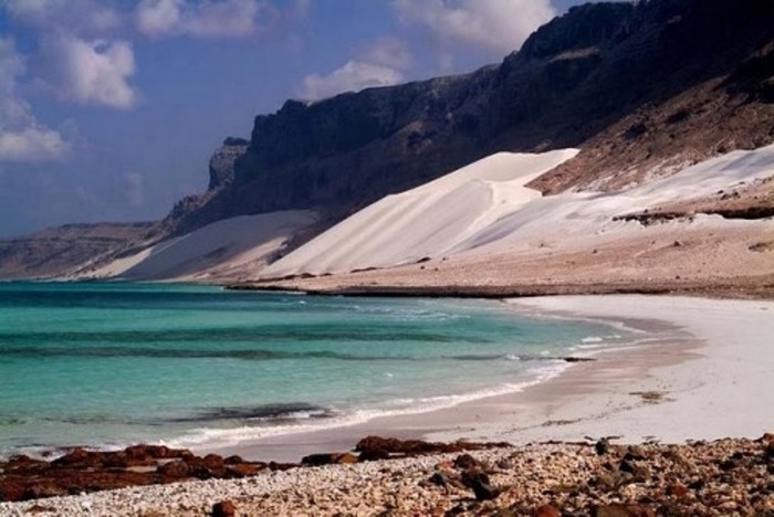 Hòn đảo xinh đẹp này là quê hương của loài cây hoa lạ có nhựa màu đỏ như máu, cây huyết rồng, còn được người dân địa phương gọi là Dam al-Akhawain. Đảo Socotra cũng nổi tiếng với những bãi biển đẹp mê hồn núi đá cao, cồn cát trắng và các hang động kỳ vĩ….