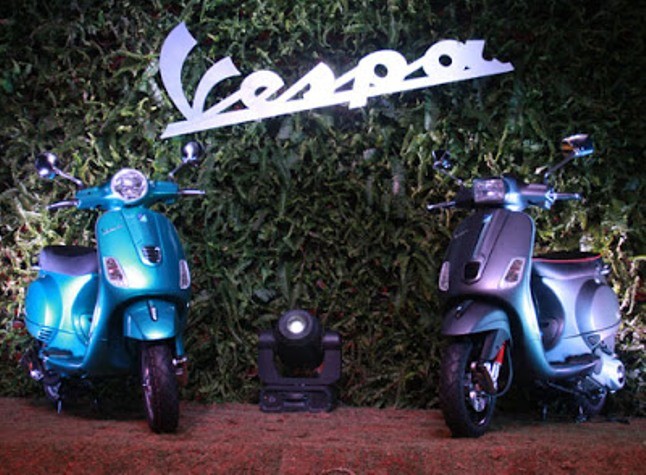 2. Vespa LX và Vespa S: Vào hồi đầu tháng 10, Vespa tại Việt Nam đã chính thức giới thiệu tới người tiêu dùng phiên bản Vespa LX và Vespa S hoàn toàn mới được trang bị động cơ 3V được thiết kế riêng cho thị trường Việt Nam.