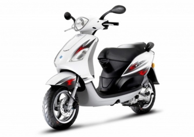 Piaggio Fly 150 mới có cốp rộng có thể chứa mũ bảo hiểm, vành 12 inch giúp xe linh hoạt trên phố đông đúc. Xe sử dụng phanh đĩa trước đường kính 200 mm và phanh tang trống phía sau đường kính 400 mm. Tại Mỹ, Piaggio Fly 150 mới có giá bán 2.899 USD, tương đương 60 triệu đồng. Tại Việt Nam, Piaggio Fly 2012 có 5 màu lựa chọn với giá bán 40 triệu đồng cho bản 125 cc và 48,5 triệu đồng với bản 150 cc.