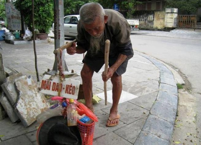 Cuộc sống của ông là một bài học đáng để mọi người suy ngẫm. “Trời cho sống ngày nào tôi còn làm việc, quyết không xin ai cả” là chia sẻ đầy xúc động nhưng cũng rất bản lĩnh của ông lão trong hình. Phương châm sống của ông đã nhận được hơn 6.000 lượt ủng hộ từ phía cư dân mạng.