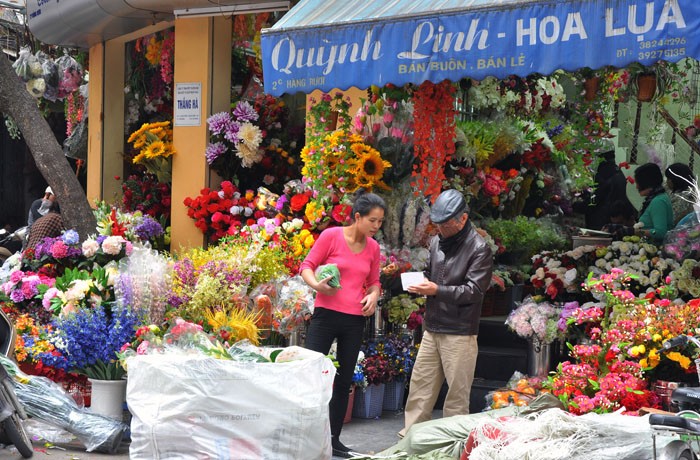 Các chủ cửa hàng hoa giả luôn bận rộn với các đơn hàng.