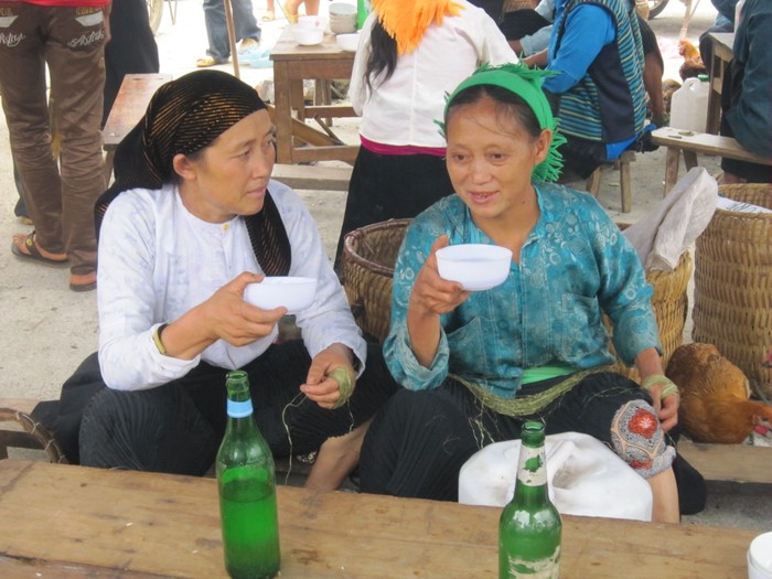 Vào mỗi phiên chợ, phụ nữ Mông cũng ngồi tâm sự với nhau qua những bát rượu nồng