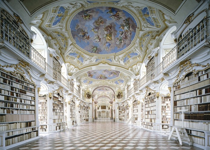 Thư viện tại Tu viện Admont, Áo. Ảnh: Candida Hofer.