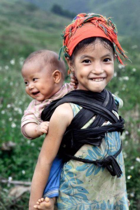 "Cười để thấy đời đẹp tươi", cộng đồng mạng dành tới hơn 7,000 lượt thích cho nụ cười trong veo của hai em bé.