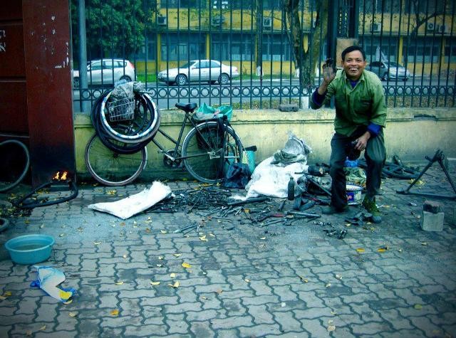 "Chào cháu! Chụp bác làm gì, vất vả lắm cháu ơi..."