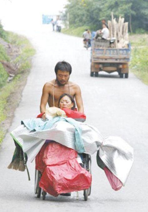 "Chàng trai này đã đi bộ 3.000 cây số để đưa người mẹ tật nguyền thực hiện ước mơ được du ngoạn, ngắm đường phố phong cảnh".