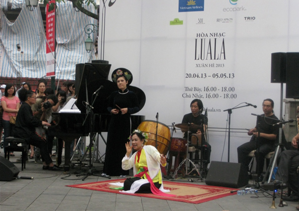 NSND Thanh Hoài (ở giữa) biểu diễn trích đoạn chèo “Súy Vân giả dại” trên nền nhạc Piano của nghệ sĩ Phó An My(ngoài cùng bên trái)