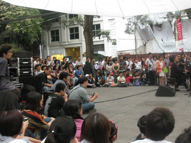 Dòng nhạc thể nghiệm khiến LUALA Concert xuân- hè 2013 thu hút đông đảo khán thính giả.