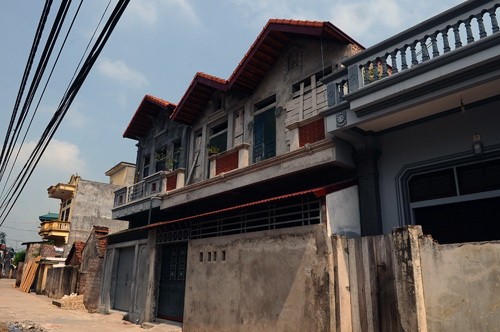 Những căn nhà mới xây dựng tại Đường Lâm.