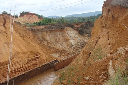 Gần 50m thân đập thủy điện Ia Krel 2 bị vỡ toác vào rạng sáng nay.