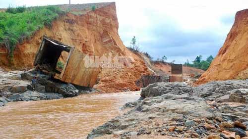 Hàng nghìn mét khối đất đá bị cuốn tấp ngổn ngang về phía hạ lưu đập.