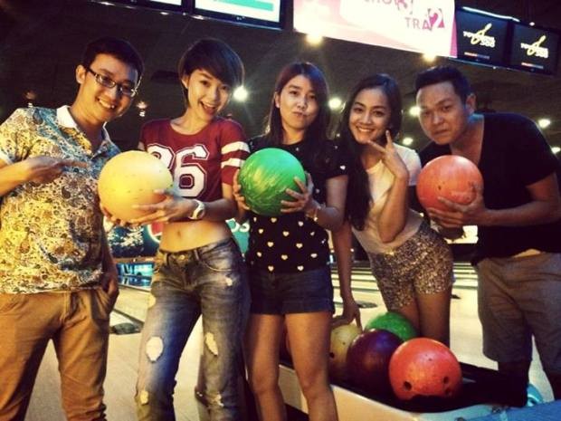 Minh Hằng chia sẻ ảnh đi chơi bowling với bạn bè khiến fans vô cùng thích thú với hình ảnh năng động, mạnh mẽ này.