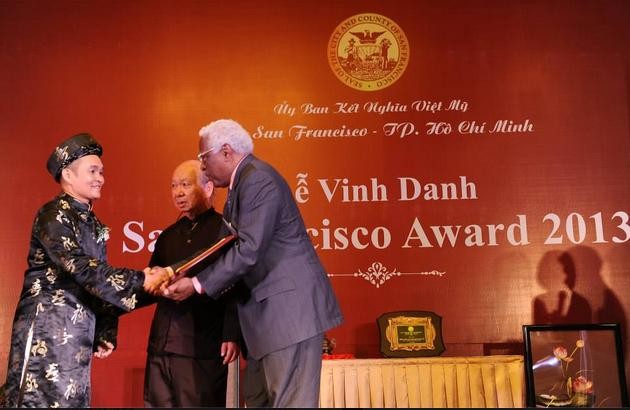 Xuân Hinh nhận giải thưởng San Francisco Award 2013.