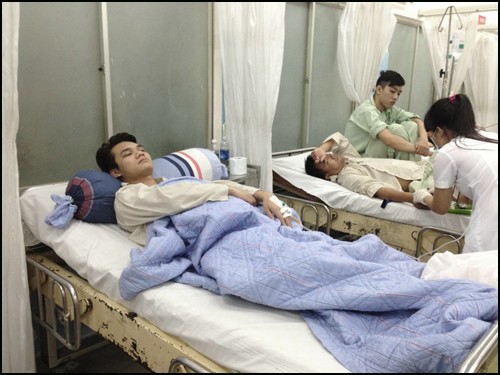 Nam ca sỹ Khắc Việt đang được cấp cứu tại bệnh viện.
