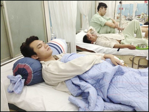 Những hình ảnh nhợt nhạt của Khắc Việt khi nhập viện trong tình trạng cấp cứu.