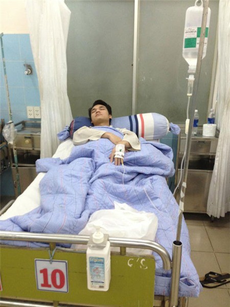 Khắc Việt đang phải truyền nước và được bác sĩ yêu cầu nằm lại bệnh viện để làm rõ nguyên nhân.