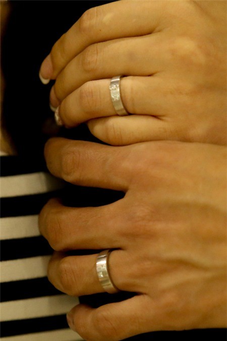 Lúc nào cặp đôi cũng ríu rít nắm chặt tay nhau khiến cặp nhẫn cưới càng nổi bật trên tay Đan Trường và Thủy Tiên.