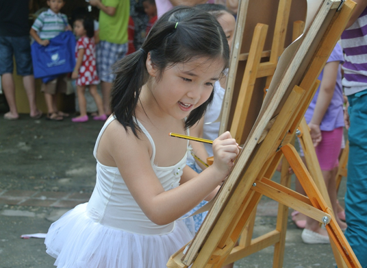 Vẽ tranh vốn là sở trường và đam mê của các bé thiếu nhi Hà Nội