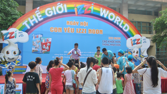 MC. Châu Tuấn và các diễn viên Đoàn xiếc Trung ương đưa các em nhỏ tham gia vào hành trình kỳ thú của Thế Giới IZZI vui nhộn