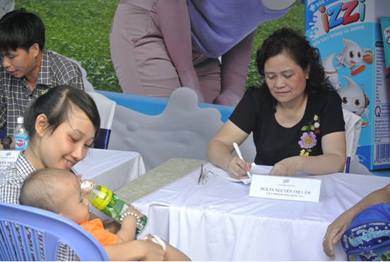 PGS.TS. Nguyễn Thị Lâm trực tiếp trả lời các băn khoăn thắc mắc của các mẹ về kiến thức nuôi dạy và dinh dưỡng cho trẻ.
