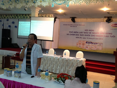 Tiến sĩ - Bác sĩ Nguyễn Hữu Toản (Nguyên Trưởng khoa Dinh dưỡng, Bệnh viện Chợ Rẫy, TP.Hồ Chí Minh) tại hội thảo.