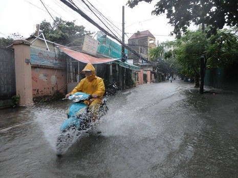 Nước tràn lênh láng khắp mặt đường, hè phố.