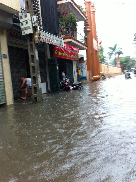 Nước ngập tràn vào nhà dân.