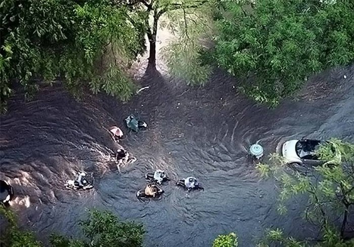 Cảnh đường phố ngập chìm trong nước.