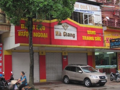 Cửa hàng bán rượu tây, đồ trang sức của gia đình bà Trần Thị L, chủ nợ 128 tỷ, đóng cửa từ mấy ngày nay. ảnh: Duy Chiến.