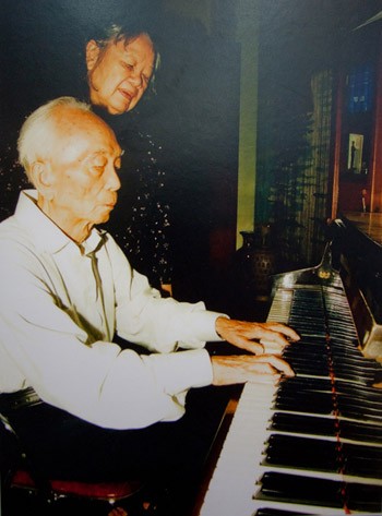 Đại tướng thư giãn bên cây đàn piano.