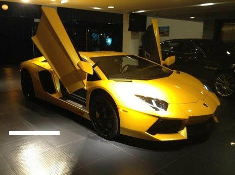 Chiếc Lamborghini Aventador màu vàng đầu tiên về Việt Nam của Cường Đô La.