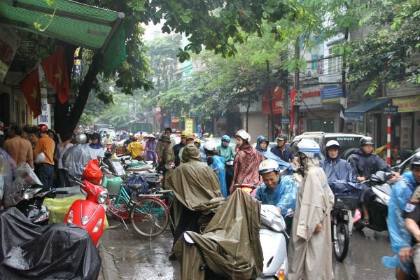 Trước cửa hiệu bánh trung thu Bảo Phương số 201 phố Thụy Khuê những ngày này giao thông hết sức lộn xộn, ùn tắc kéo dài.