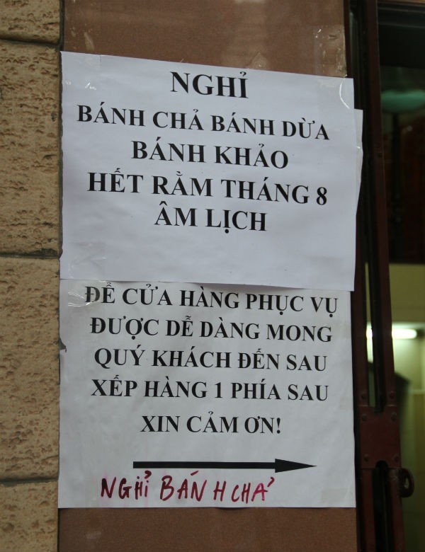 Dịp này các cơ sở bánh trung thu truyền thống phải ngừng sản xuất và bày bán một số sản phẩm để ưu tiên cho bánh trung thu.