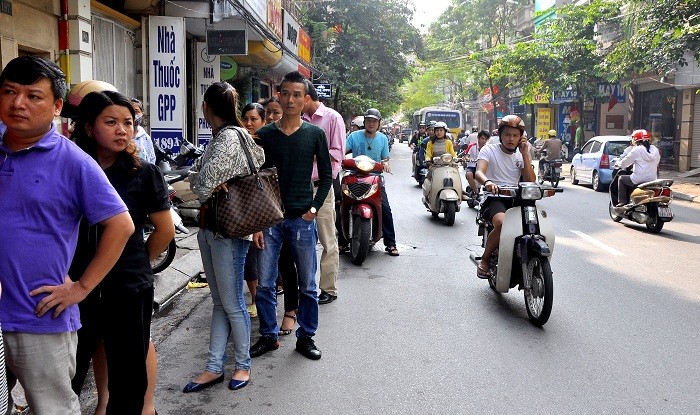 Không kể thời tiết nắng hay mưa, người dân vẫn đổ về cửa hàng bánh trung thu cổ truyền trên đường Thụy Khê để mua bánh.