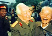 Đại tướng gặp ông Bùi Duy Ly, phóng viên ảnh chiến trường báoQuân đội nhân dân. Ảnh: TƯ LIỆU