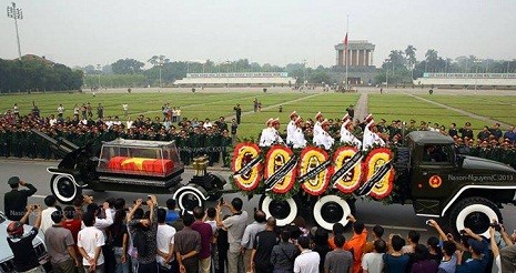 Đoàn xe đưa linh cữu Đại tướng đi qua quảng trường Ba Đình.