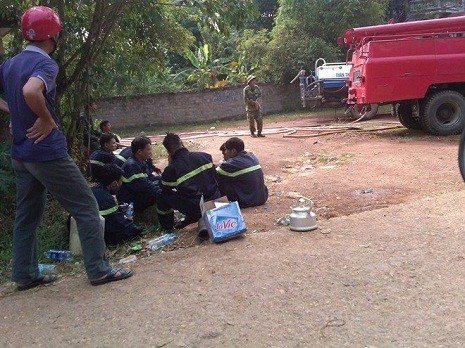 Đội cứu hỏa nghỉ ngơi sau giờ phút chữa cháy.