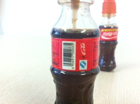 Với tên gọi Coca cùng màu sắc bắt mắt của bao bì, những chai nước này đang khiến nhiều người hiểu lầm là sản phẩm của Coca Cola.